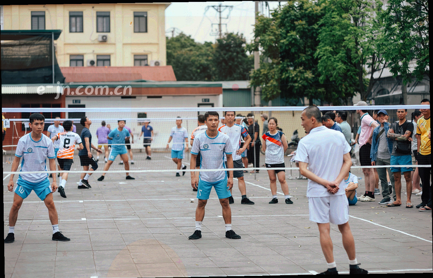 由简化线条与水色块组成的城市水岸地图抽象图形